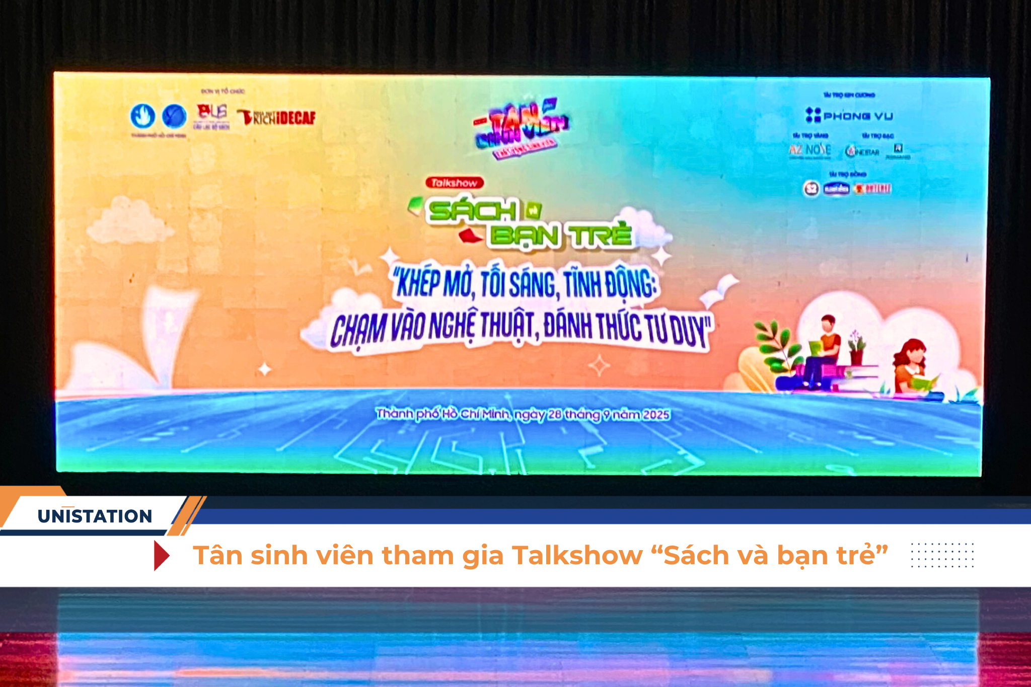 Sinh viên hưởng ứng tham gia buổi Talkshow “Sách và bạn trẻ” tại ngày Hội Tân sinh viên lần thứ XX