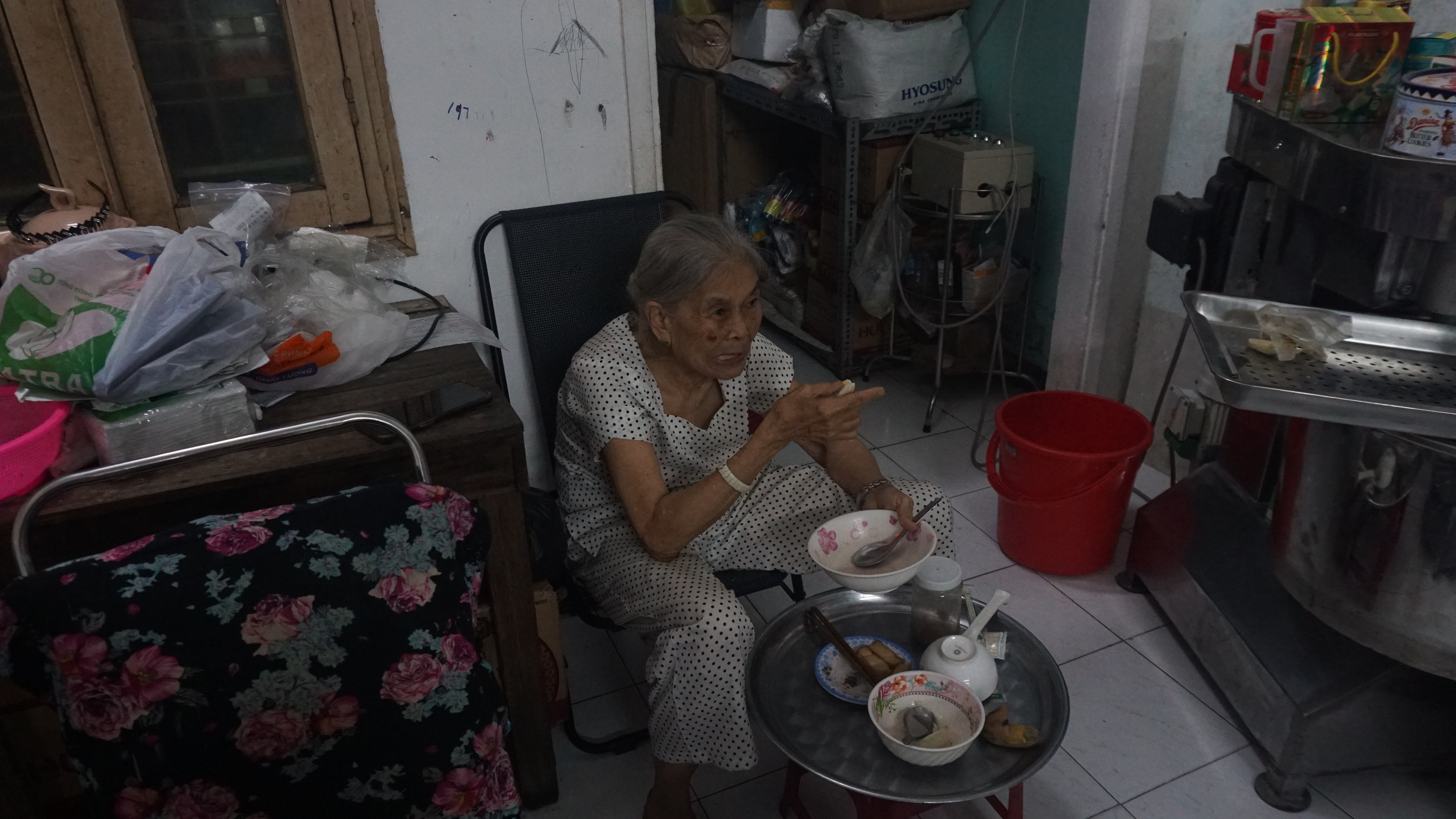 Bà My và chiếc bếp lửa 0 đồng cháy rực suốt 4 năm qua